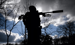 树倒猢狲散，乌克兰士兵纷纷缴械投降，泽连斯基还得再丢一座城？